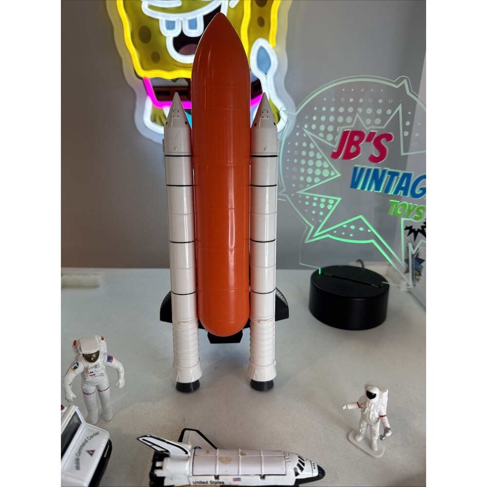 Space Shuttle Launch Set With Figures - Picture 6 of 6